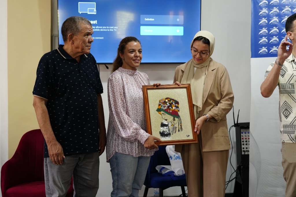 Presentation of a traditional craft piece during the assurif ceremony